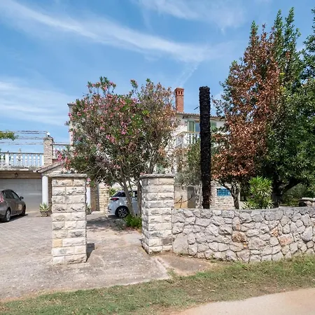 Πανσιόν Triple Mrljane 327a