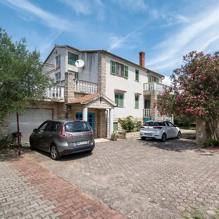 Guest house Triple Mrljane 327a